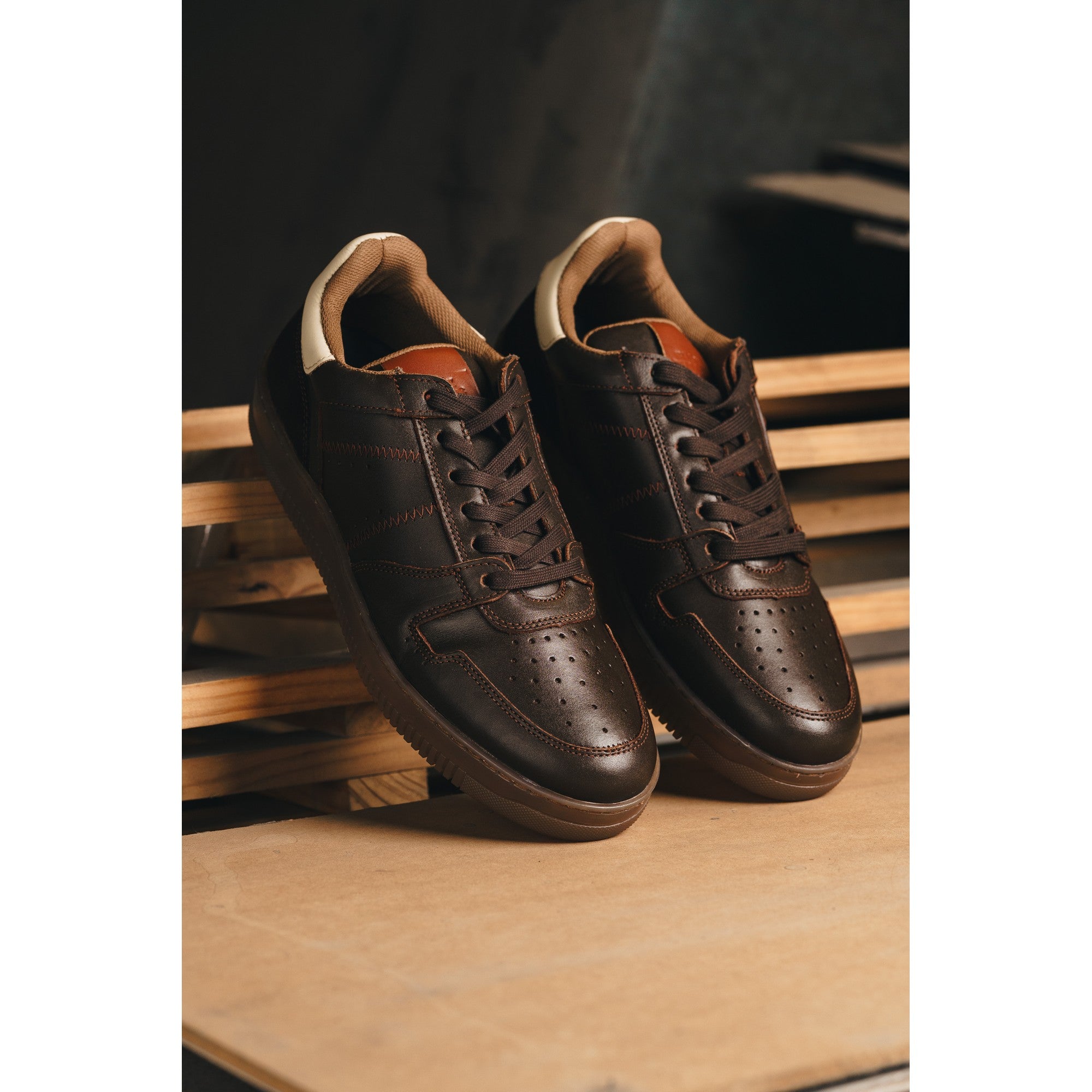 Tenis de piel Black Peppers Lowtop Leather Sneaker CRUISE Chocolate/White Heel