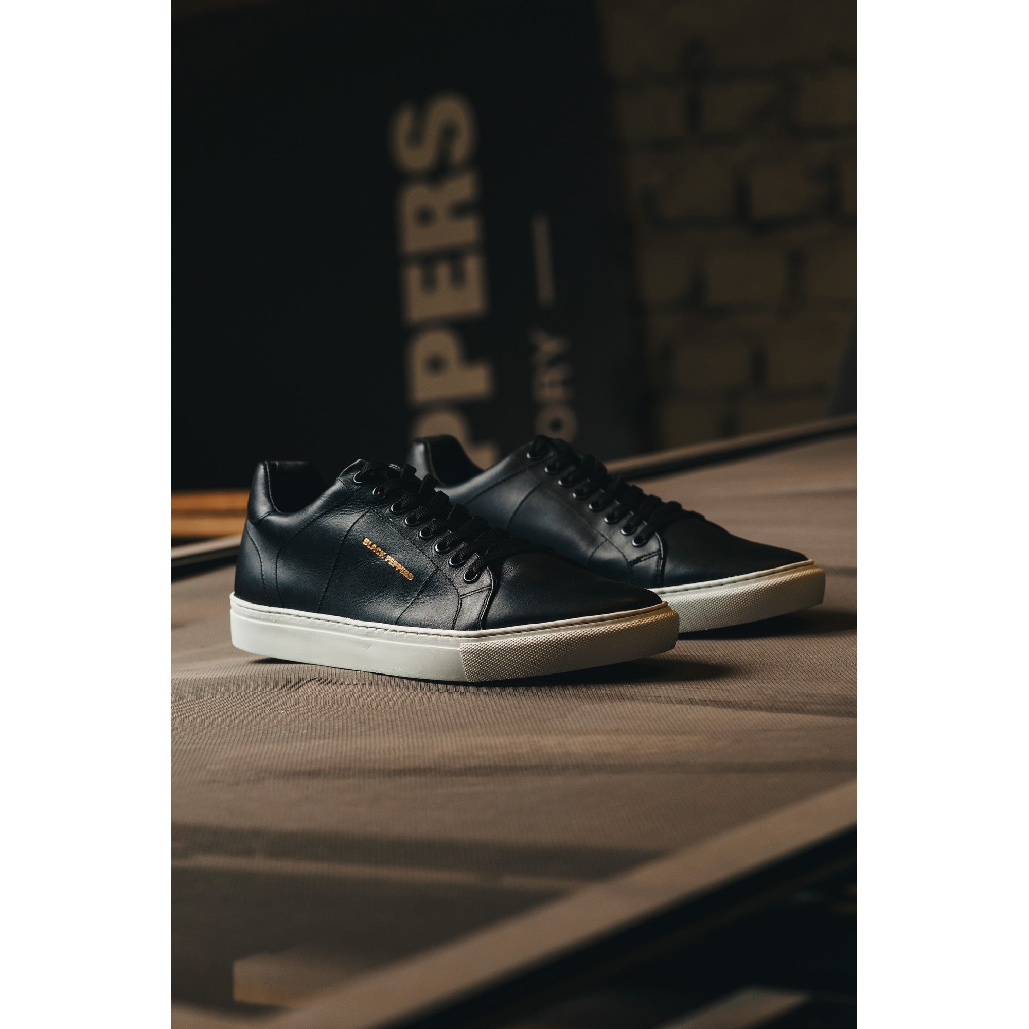 Tenis de Piel Black Peppers Lowtop Leather Sneaker CORE Black/White Sole