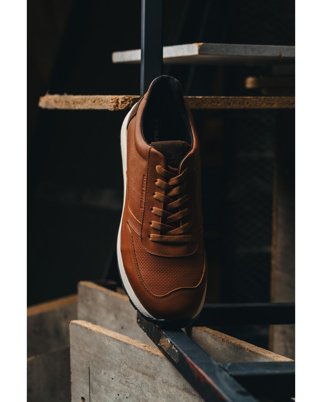 Tenis de Piel Black Peppers Trainer Leather Sneaker EOS Camel/White Sole