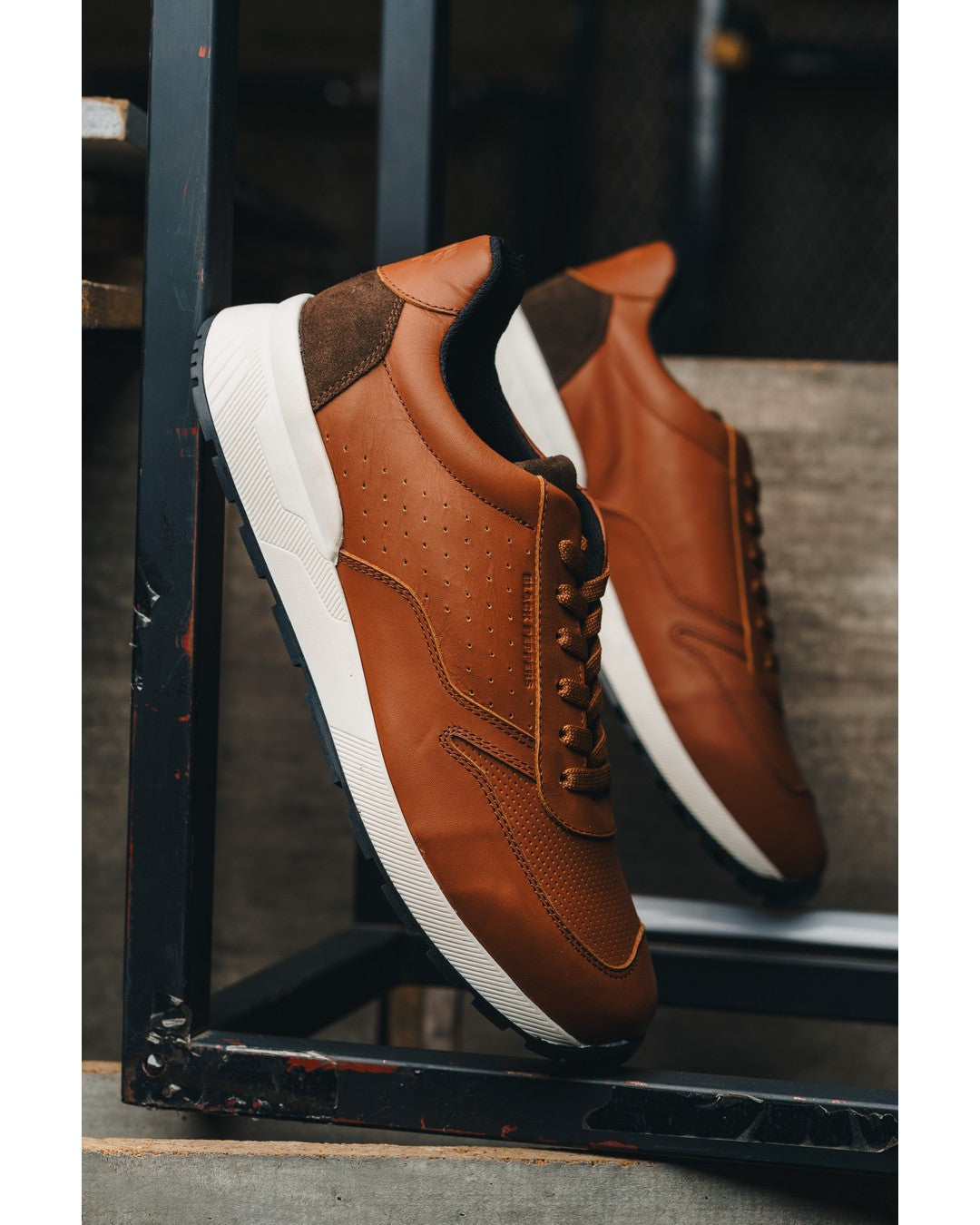 Tenis de Piel Black Peppers Trainer Leather Sneaker EOS Camel/White Sole