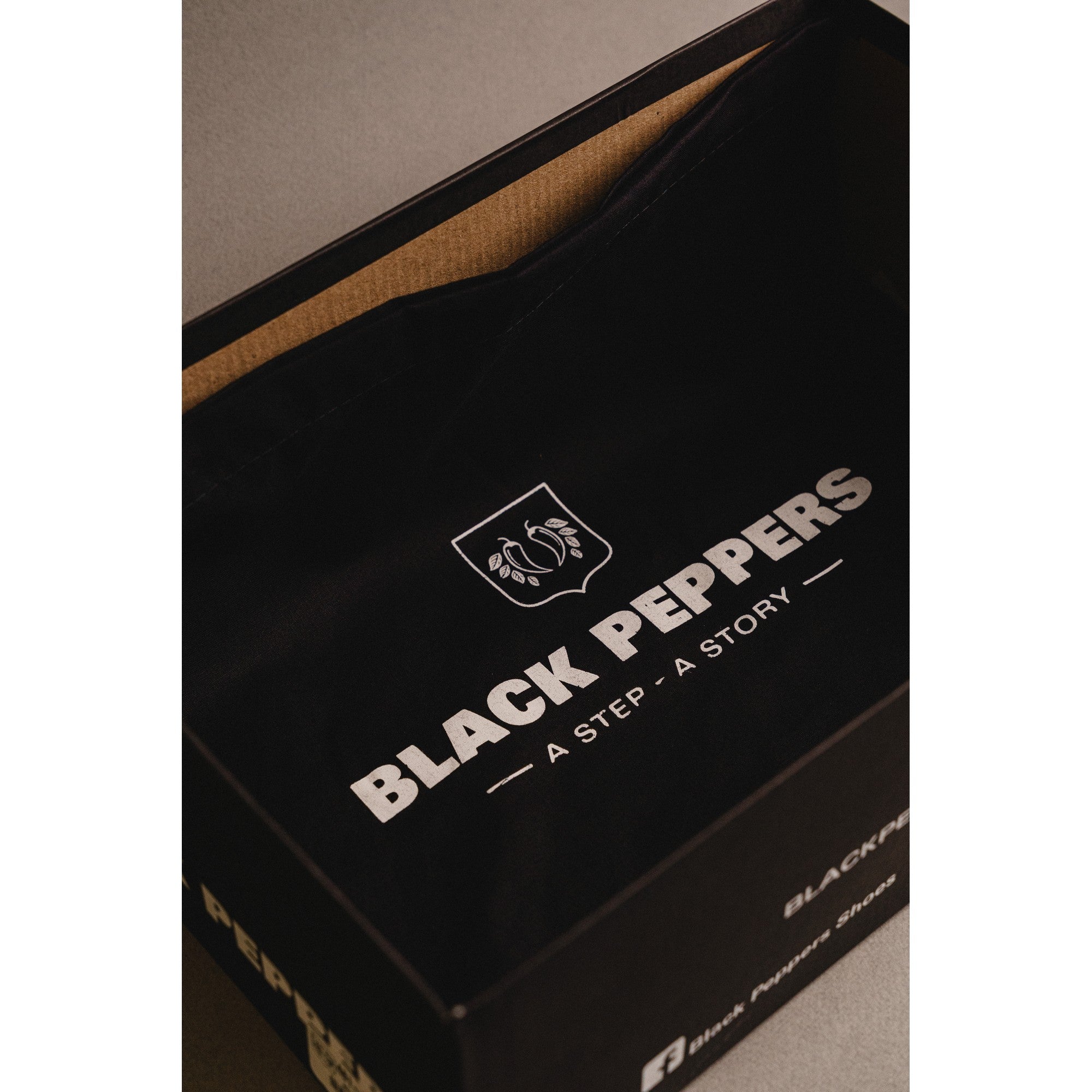 BLACK PEPPERS Lowtop Leather Sneaker TURIN Black/Orange Heel